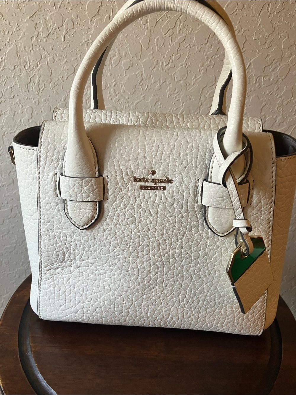 kate spade:Carter Street Kylie White Pebbled Leather Crossbody Satchel-Gold Tone